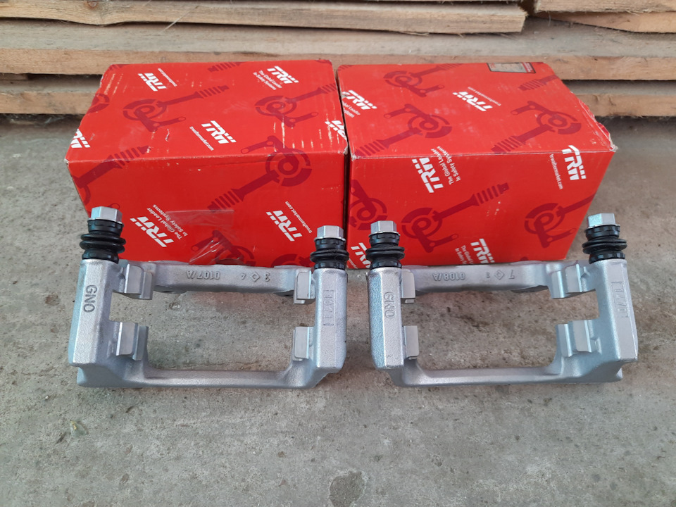 TRW BDA990 и TRW BDA989 — Volkswagen Passat B7. Запчасти на фото: BDA990, BDA989