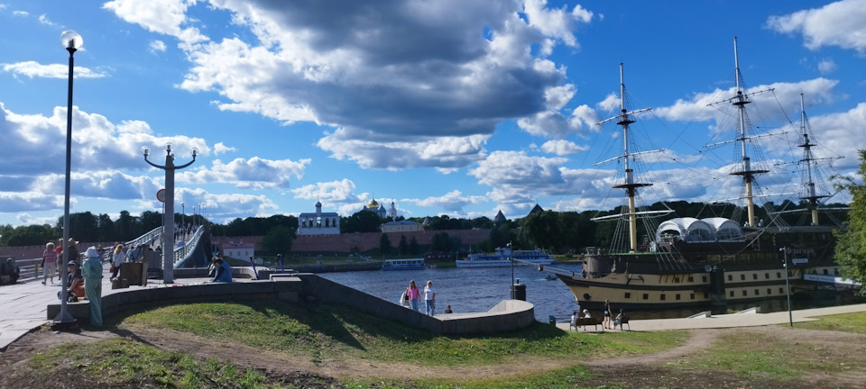 Вид на Кремль с другой стороны реки. Виден пешеходный мост и развлекательный центр. — Renault Kaptur (2020)