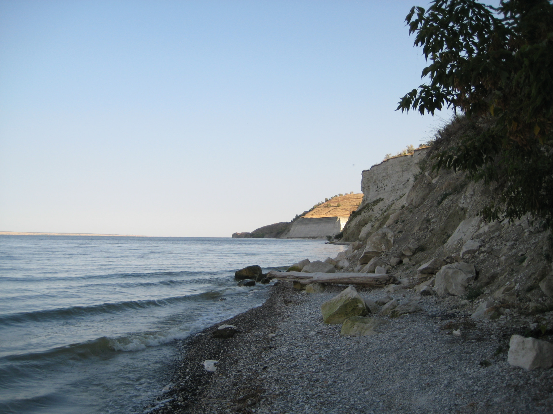 Берег недалек. Каменный Утес Абхазия. Утес синее Лбище. Дальнее побережье. Дальние берега.
