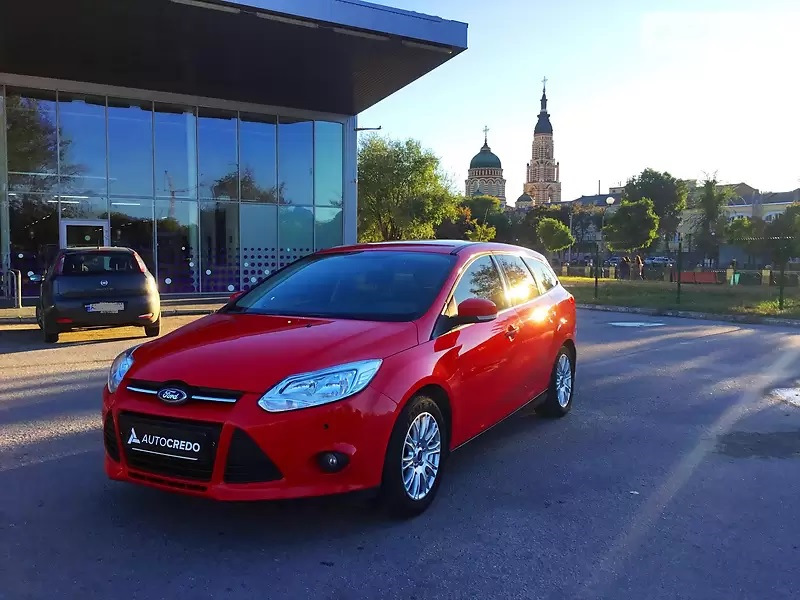 Ford Focus 3 красный универсал