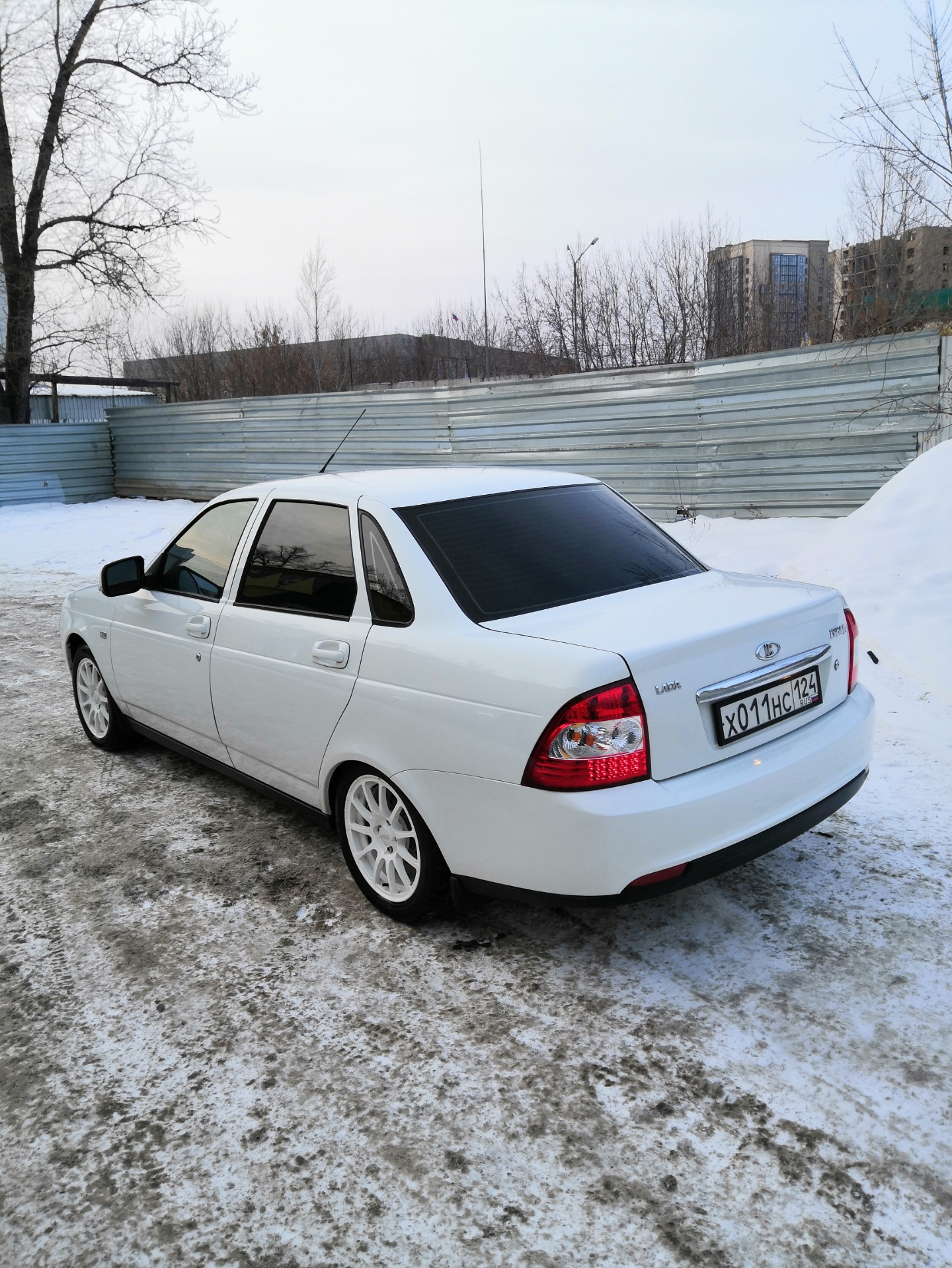 Lada Priora 2 седан белый