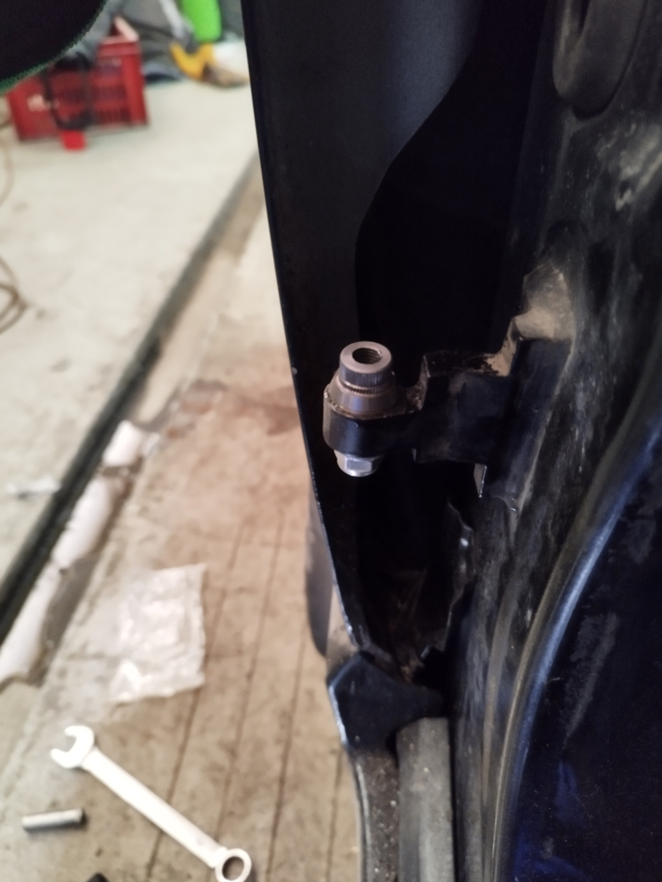 Замена нижней водительской петли 😎 — Volvo S80 (2G), 2,5 л, 2007 года ...