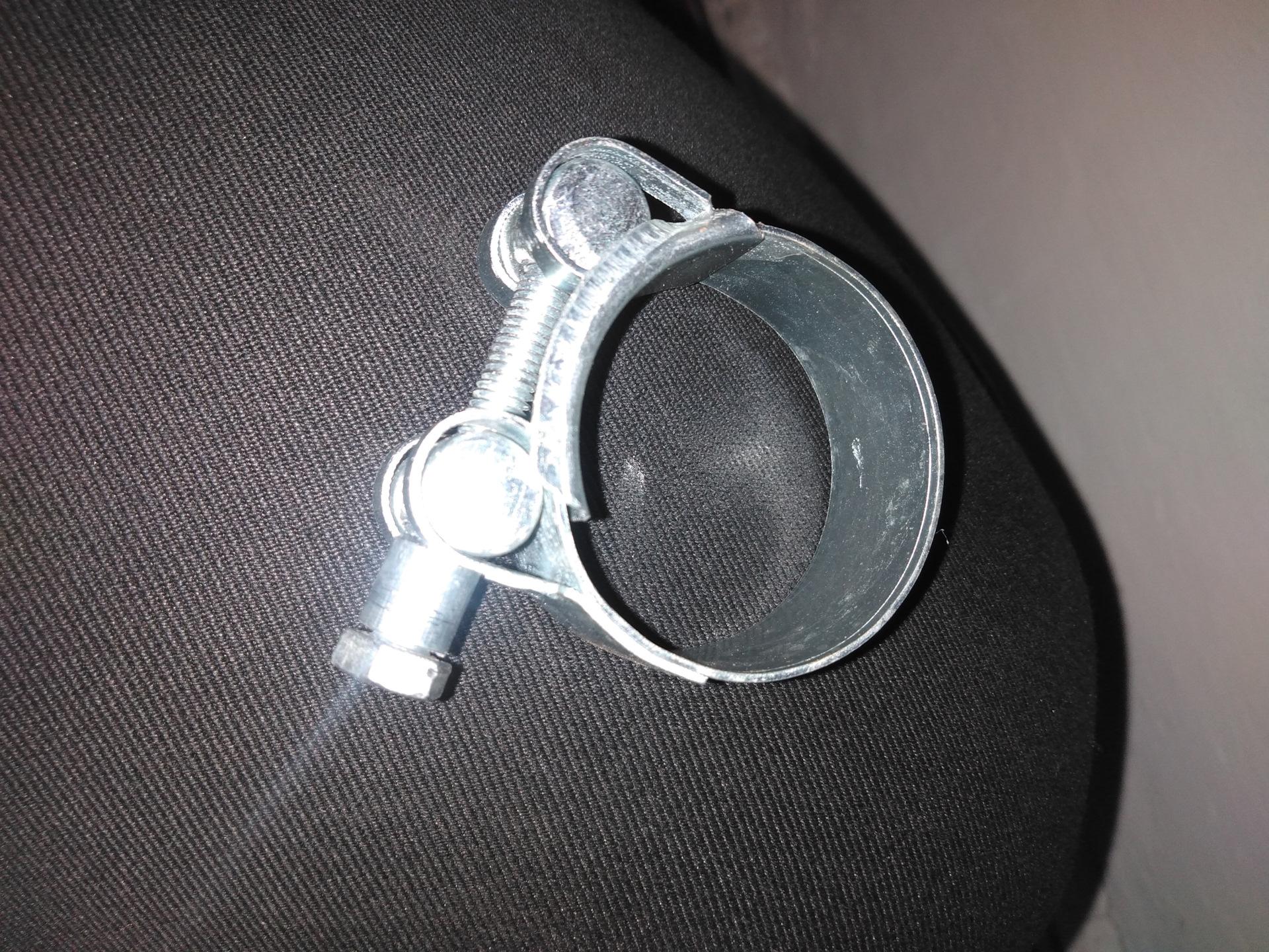 Течет антифриз из под шланга который идет с помпы на термостат ...