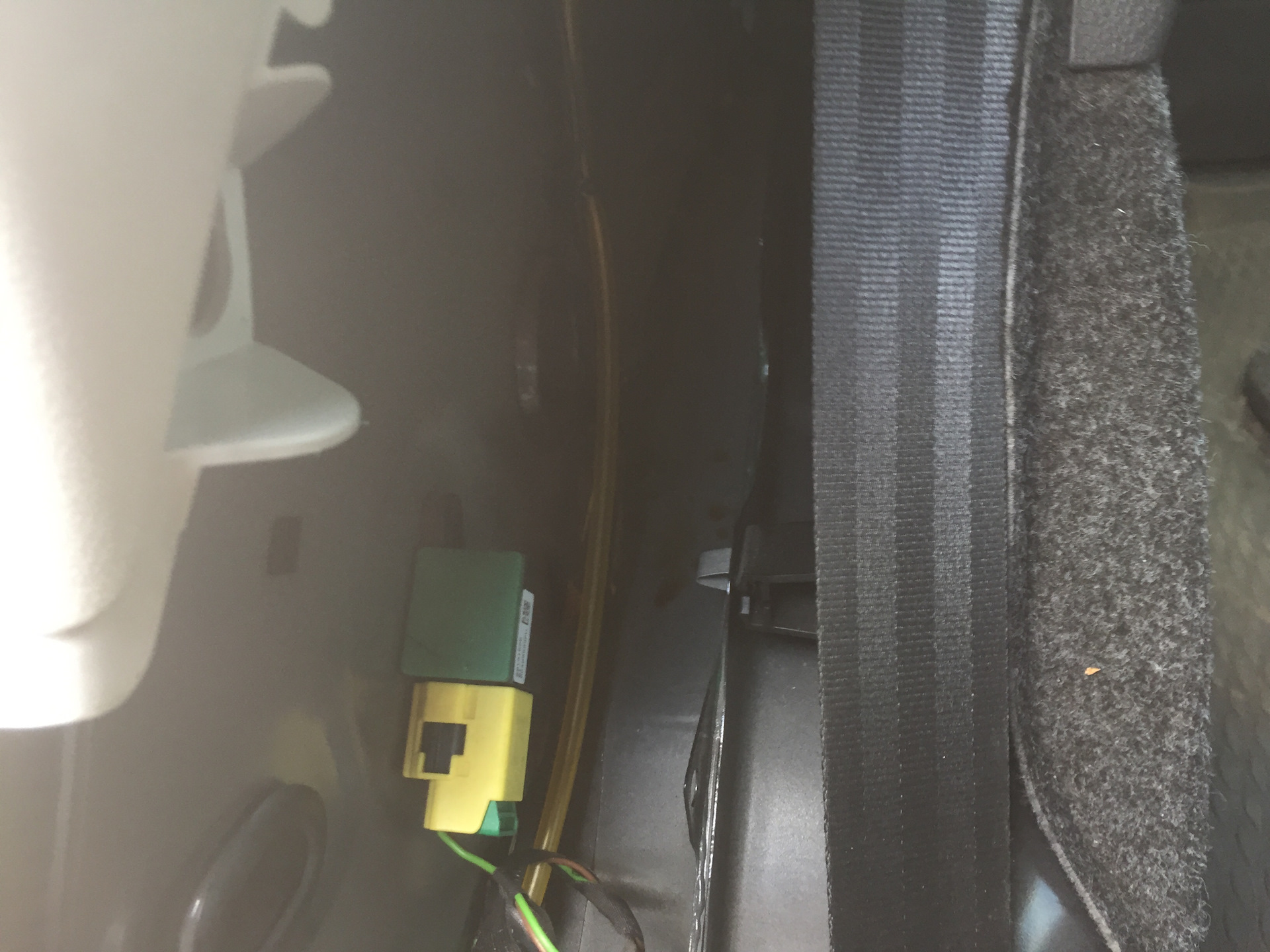 Фольксваген кадди реле омывателя лобового стекла. Предохранитель омывателя лобового стекла тигуан 2013. Volkswagen tiguan моторчик омывателя. Предохранитель омывателя фар тигуан 2014. Тигуан не работает омыватель лобового стекла.