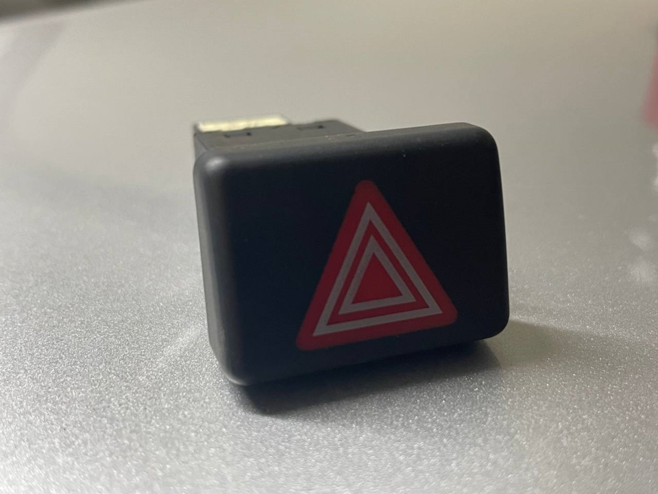 Кнопка аварийки нива легенда. Заменить кнопку аварийки. Кнопка аварийной сигнализации на ек-18. Кнопка аварийки калина 1. Кнопка аварийной сигнализации ваз 2121 нива.