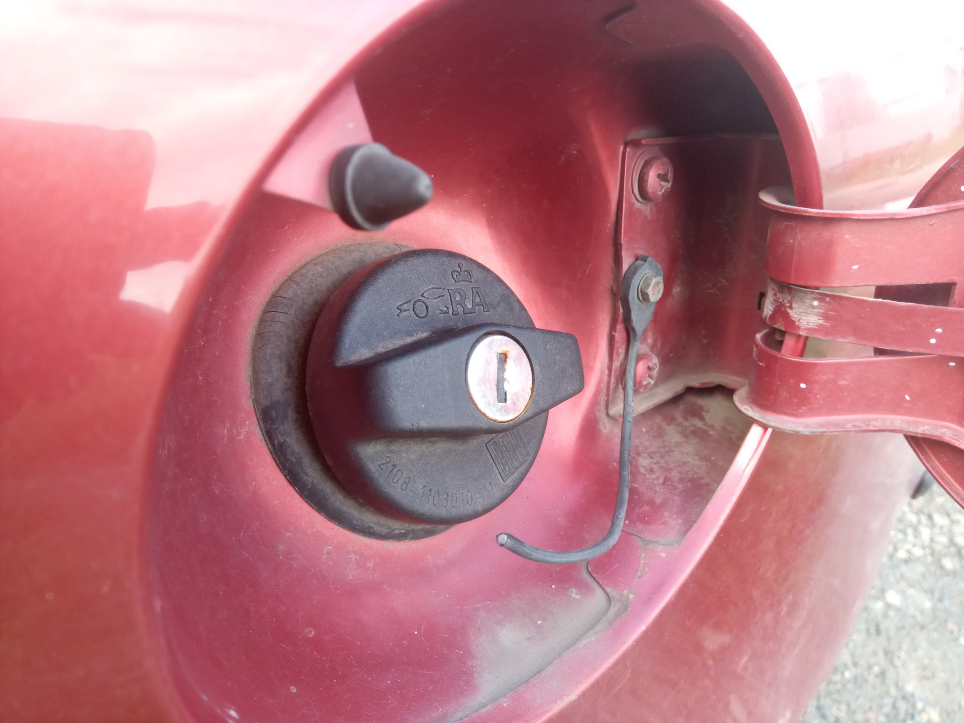 Недозакрывающийся лючок бензобака — Lada Калина седан, 1,6 л, 2005 года ...