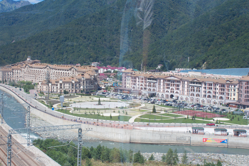 Начало подъема. За спиной оставляем отели Роза Хутор. — Volkswagen Polo Sedan