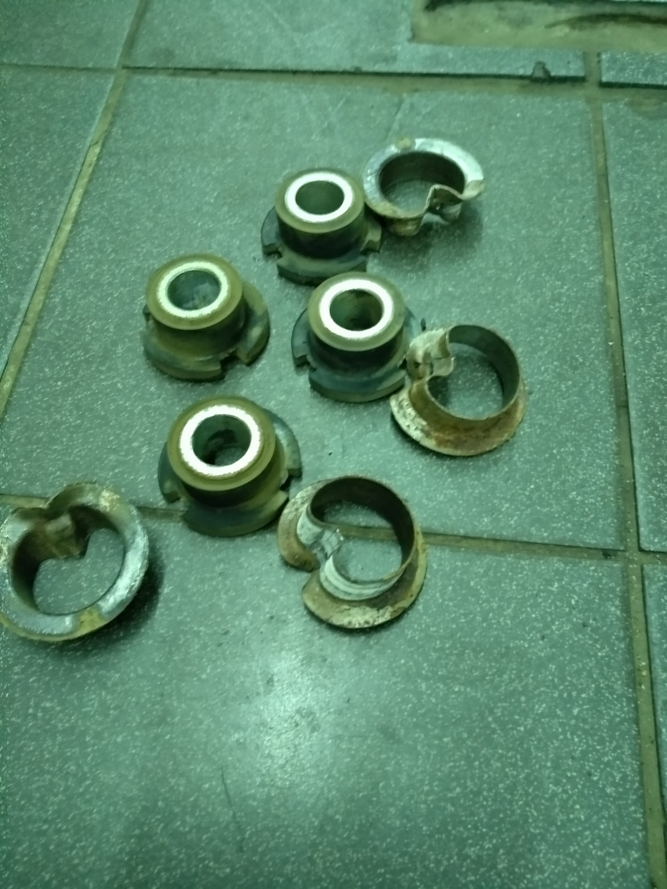 Замена тормозных колодок перед, дисков ромашек — Lada Гранта лифтбек, 1 ...