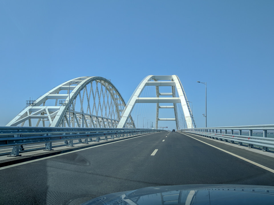 Традиционное фото с мостом, которые теперь обязательно делает и выкладывает каждый, побывавший на машине в Крыму. — Audi A5 (1G)