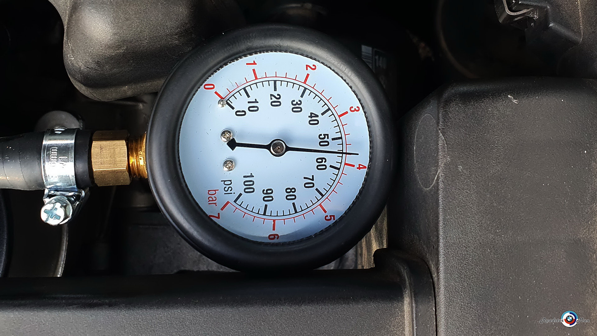 Peugeot давление масла. Замер давления масла Пежо 308 ep6. Выносной манометр давления топлива на Пежо 308. Пежо 308 замер давления топлива. Замер давления топлива Пежо 308 ep6.