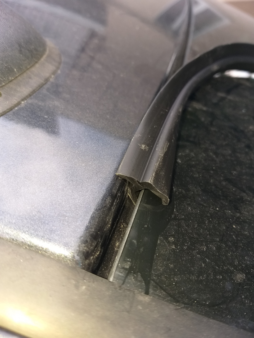 Защита кромки крыши над лобовым стеклом