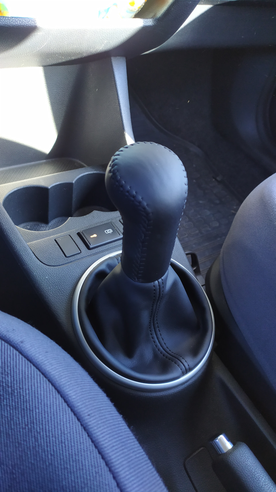 Как снять ручку кпп фабия 2 Обшивка руля и ручки КПП - Skoda Fabia Mk2, 1,4 л, 2008 года стайлинг DRIVE2