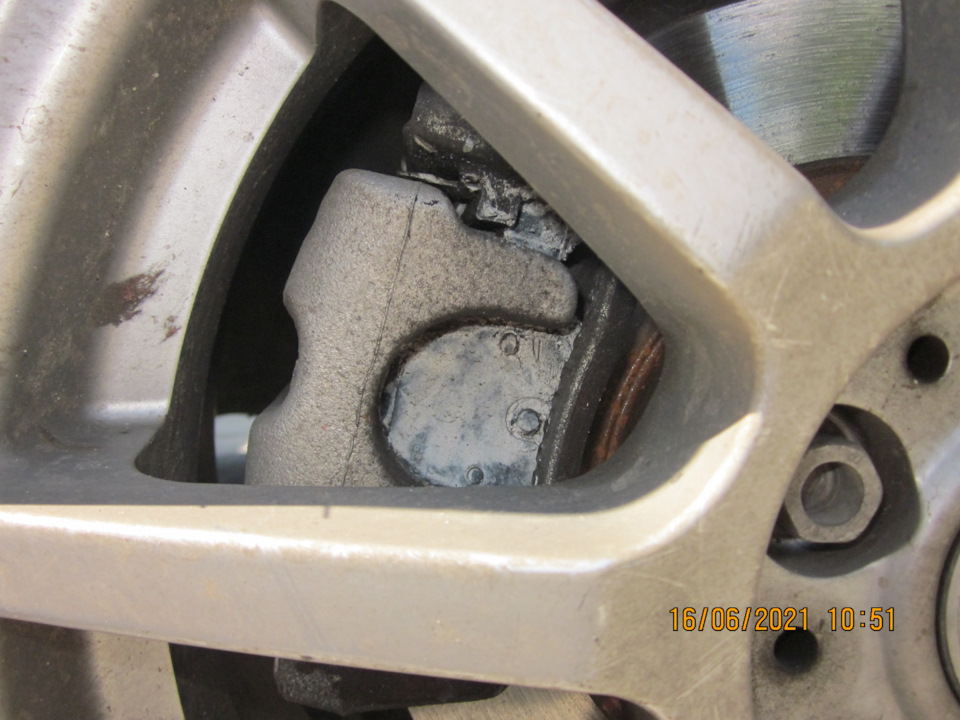 Задний тормоз. Состояние пасты спустя 6420км после нанесения — Lada Vesta SW (1G)