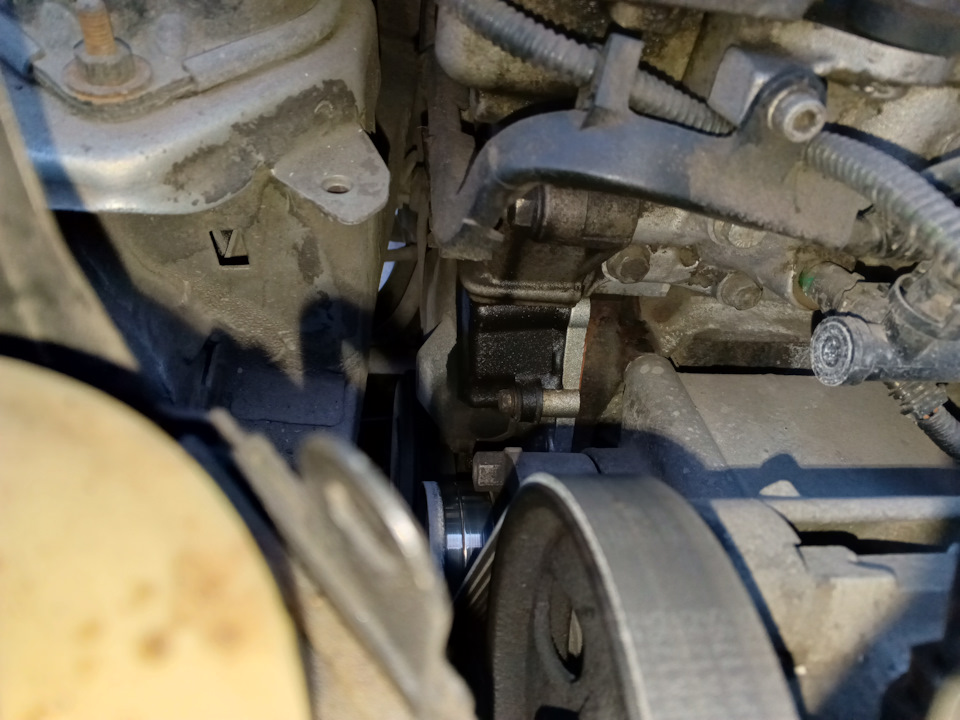 Подтекает масло с двигателя — Renault Laguna II, 1,8 л, 2004 года ...