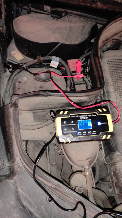 Пишет зарядное устройство. Пишет зарядное устройство. Зарядка автомобильного аккумулятора 24 вольта. Пишет зарядное устройство. 2.