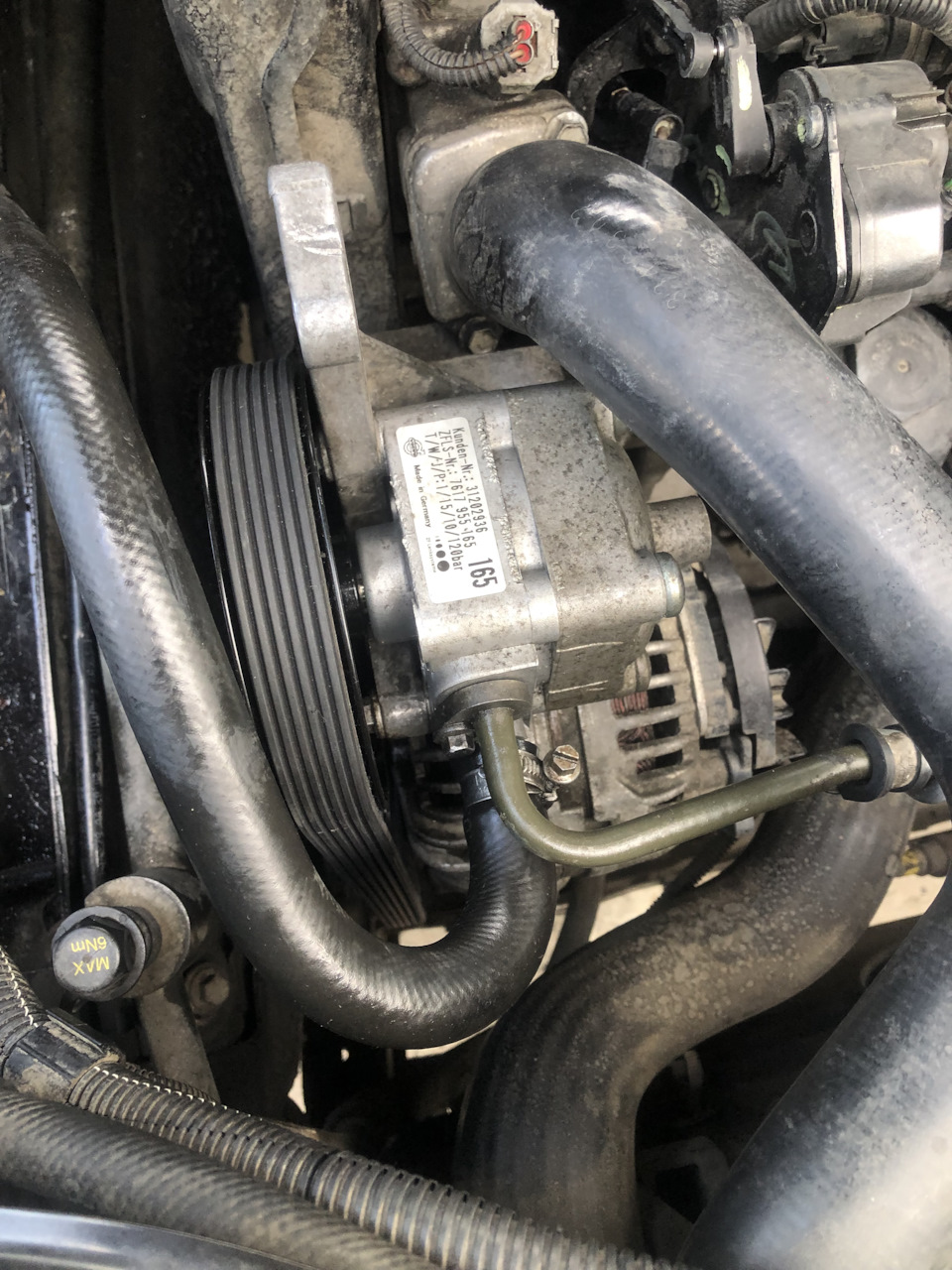 Новый насос на месте — Volvo XC90 (1G). Found on photo: 31202936