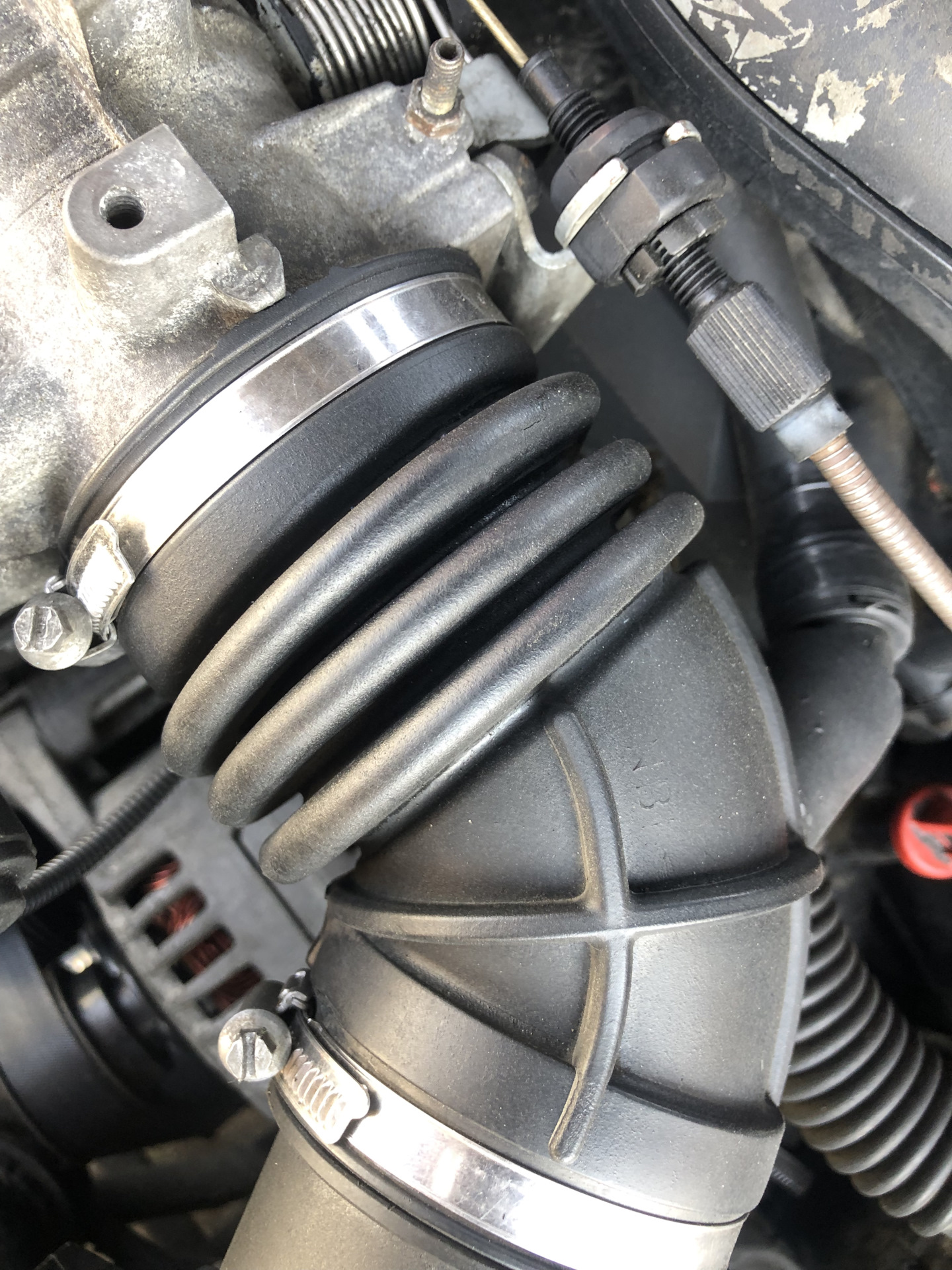 Подсос воздуха в выпускном. Впускной коллектор подсос воздуха гетц 1. Подсос воздуха во впускном коллекторе 2114. Подсос воздуха во впускном коллекторе ваз 2114. Дымогенератор ваз 2114.