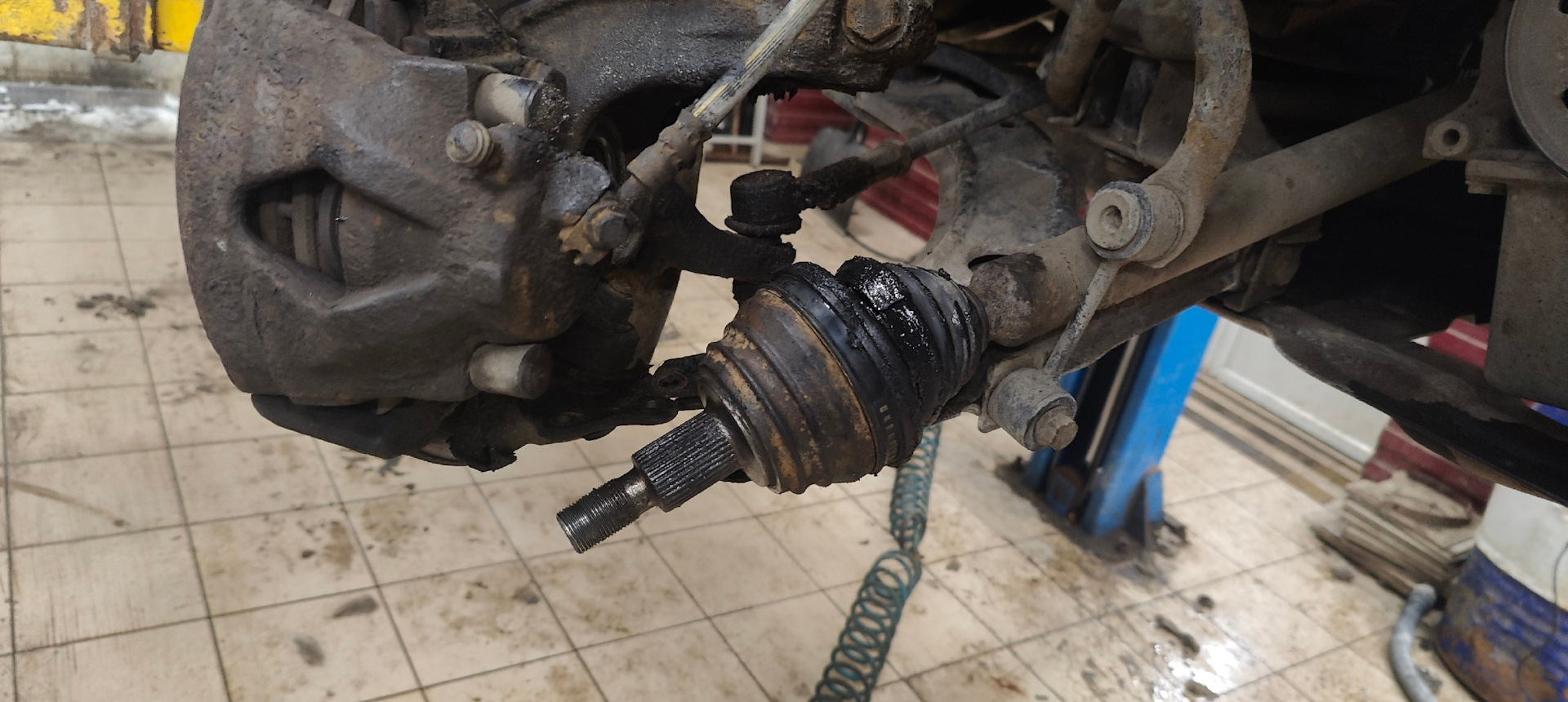 Попал маслом в кашу. Лопнул шрус. — Skoda Octavia A4 Mk1, 1,8 л, 2001 ...