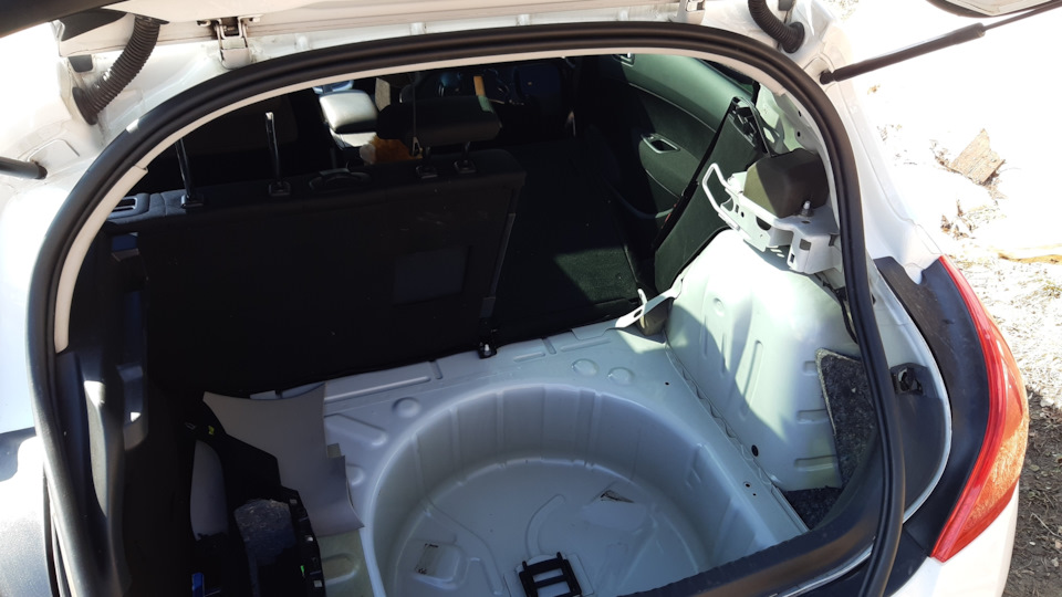 Вода и сырость в багажнике — Peugeot 308 (1G), 1,6 л, 2012 года ...
