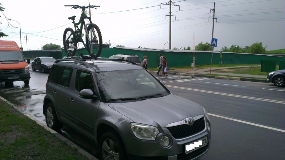 Крыша йети. Skoda Yeti багажник. Рейлинги Шкода Йети. Багажник на рейлинги Шкода Йети. Багажник на крышу Шкода Йети оригинал.