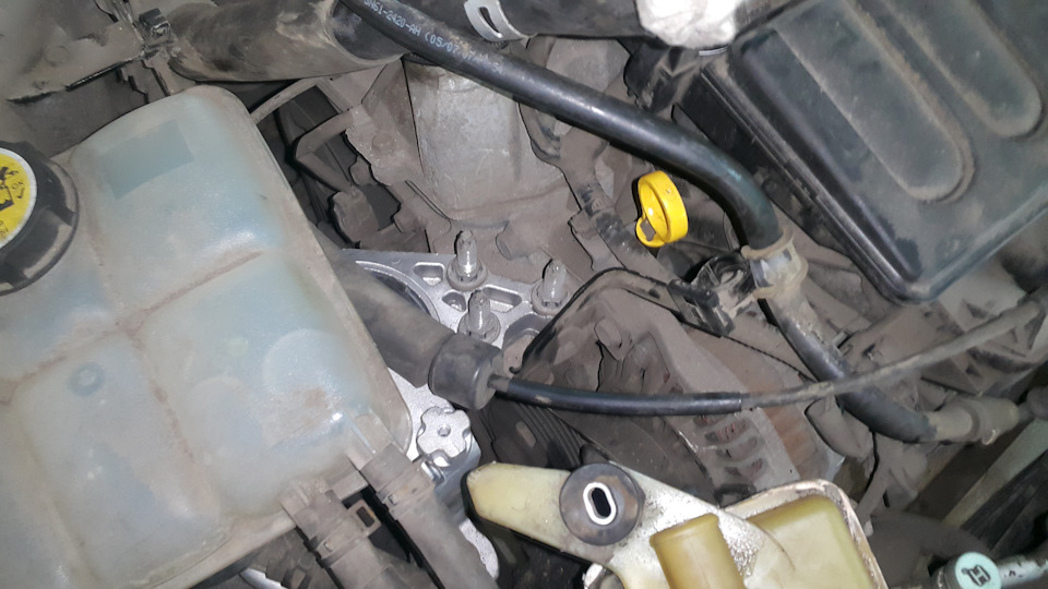 Те самые гайки. На ближней к салону шпильке крепится провод массы. Его тоже нужно не забыть прикрутить :) — Mazda 3 (1G) BK