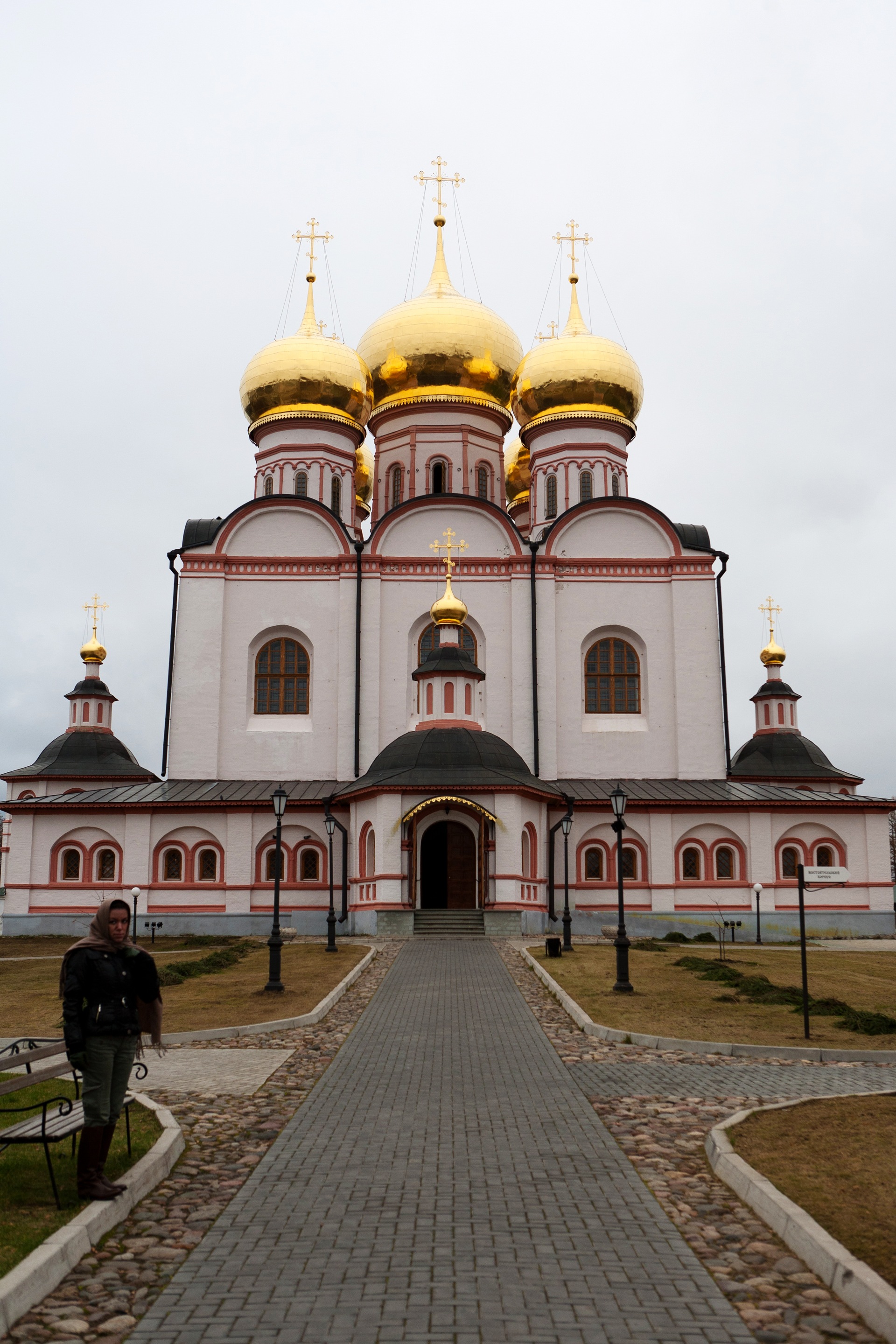 Валдайский иверский мужской. Валдайский Иверский монастырь. Иверский монастырь в Ростове-на-Дону. Лепск Церковь. Фото большой курганк церкви.