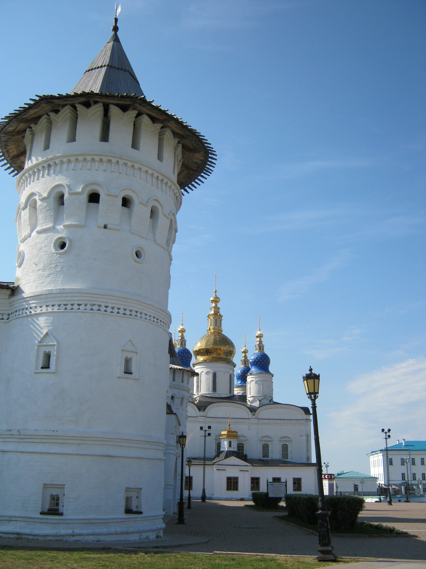 Тобольск кремль. Тобольский Кремль. Тобольск Дмитриевская башня. Башни Тобольского Кремля.