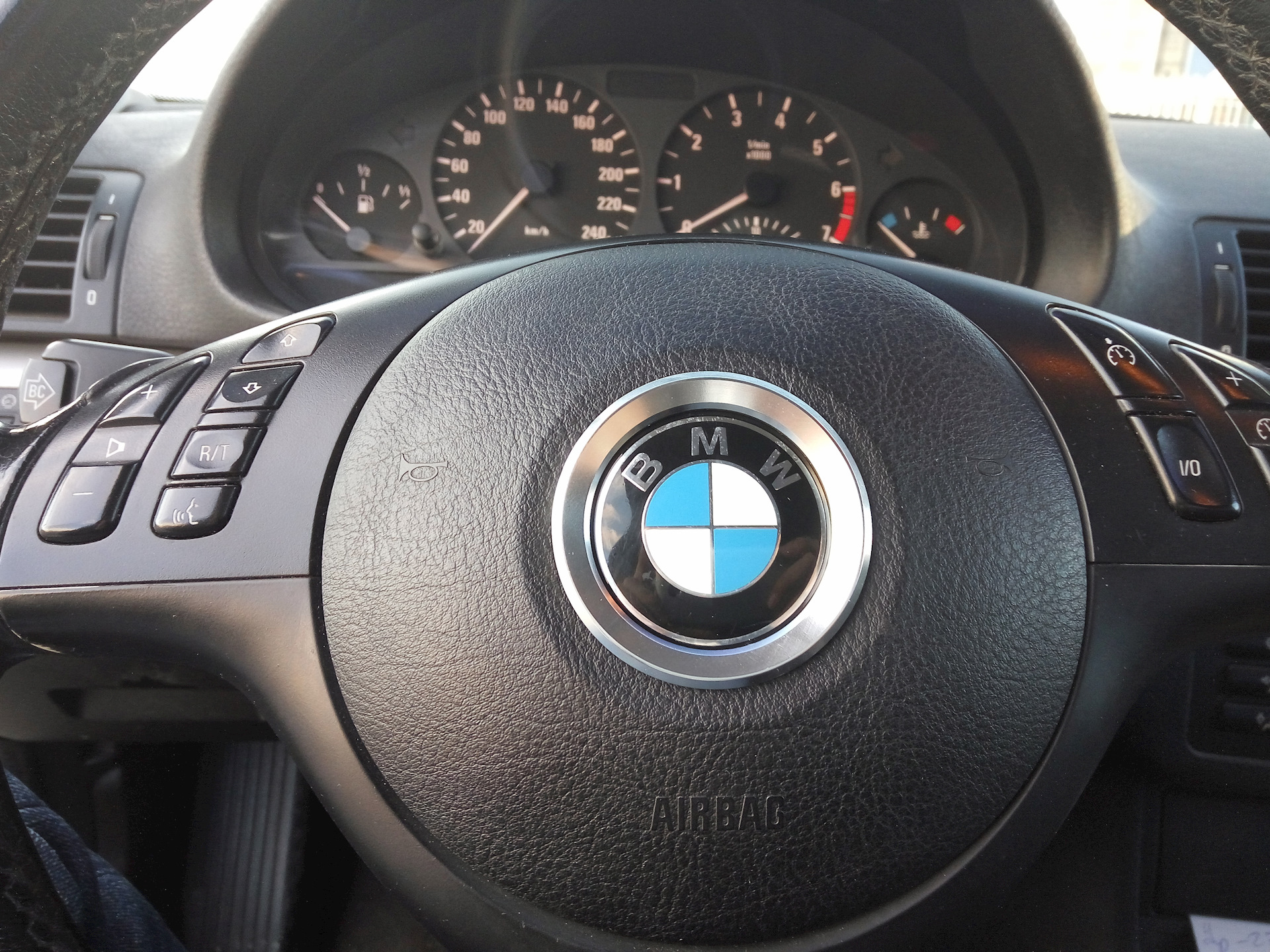 значок бмв на руле. эмблема bmw на руль f16. значок круиз контроля на руле бмв х5 е53. эмблема bmw на руль. значок бмв на руле.