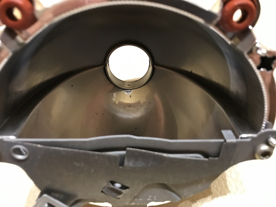 Вот и отражатель — мутный/грязный/облезлый 🤢 Пытаются восстанавливать, глядя на сам отражатель — есть ощущение, что затея абсолютно бестолковая 🤦🏼‍♂️ — Audi Allroad (C5)