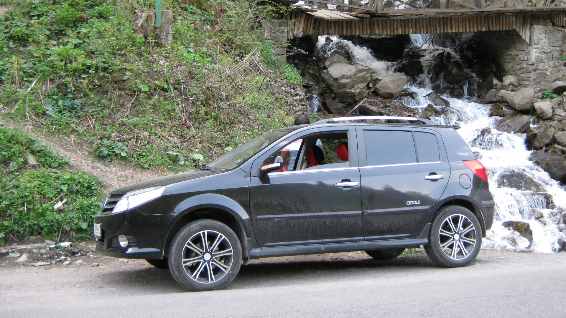 Mk cross 2012. Расширители арок Джили МК кросс. Пороги Джили МК кросс. Диски Geely MK Cross 16. Джилли МК кросс 2012 пороги.