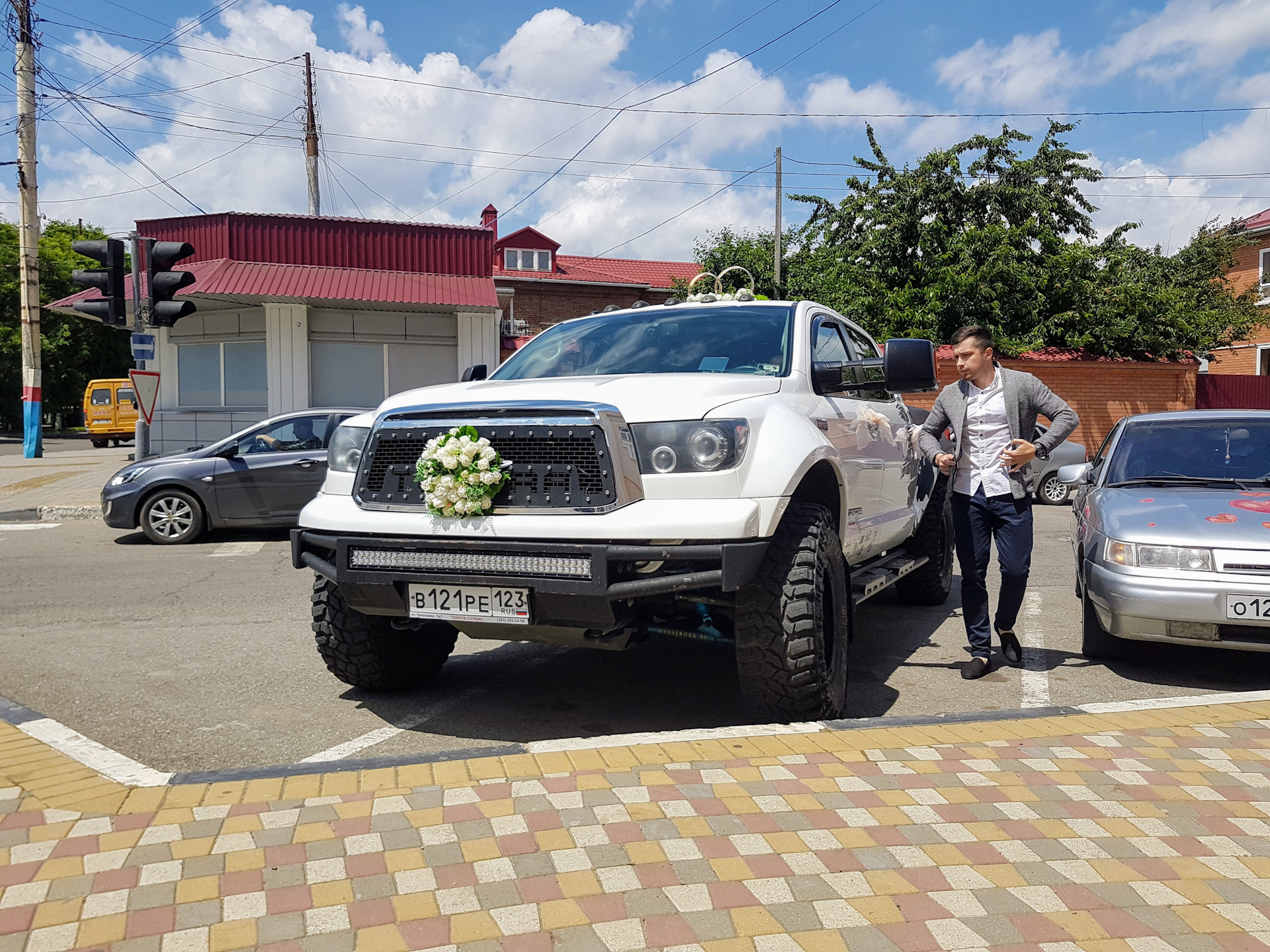 Свадебный грузовик — Toyota Tundra (II), 5,7 л, 2013 года | встреча | DRIVE2