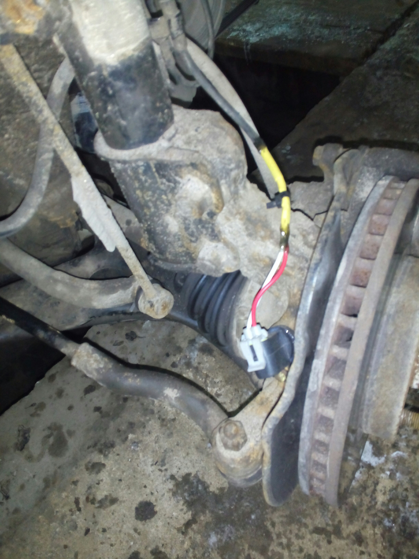 Летом срабатывает абс. Болт датчика абс авенсис. Срабатывает абс без нажатия на тормоз. При повороте и торможении срабатывает абс honda cr v. Срабатывает абс из за противоскрипных пластин.