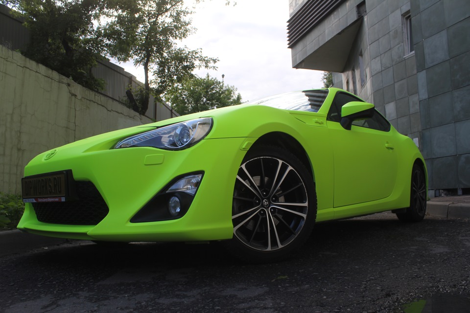 Like cars. Toyota gt86 зеленая. Toyota gt86 хамелеон. Gt 86 British Green. Салатовая gt 86.