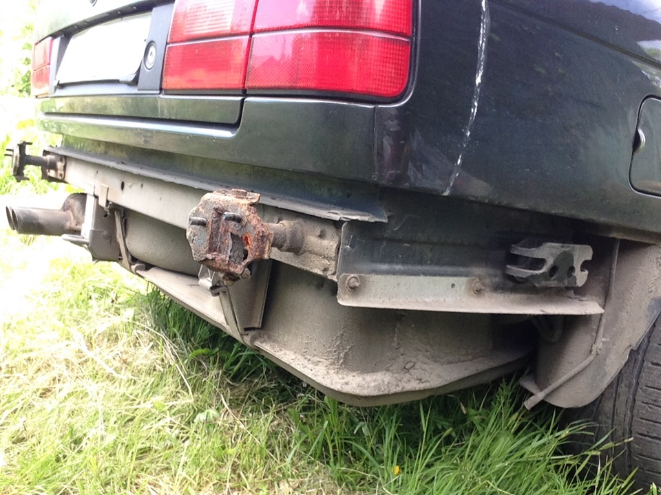 Solaris 2014 без бампера заднего. Клапан вентиляции салона приора седан. Воздушный клапан под задним бампером гетц. Под задним бампером. Жабры в заднем бампере приора.