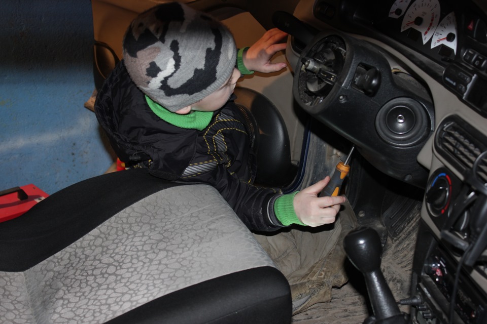 … не откручивается, не вижу где… — Chevrolet Niva (1G)