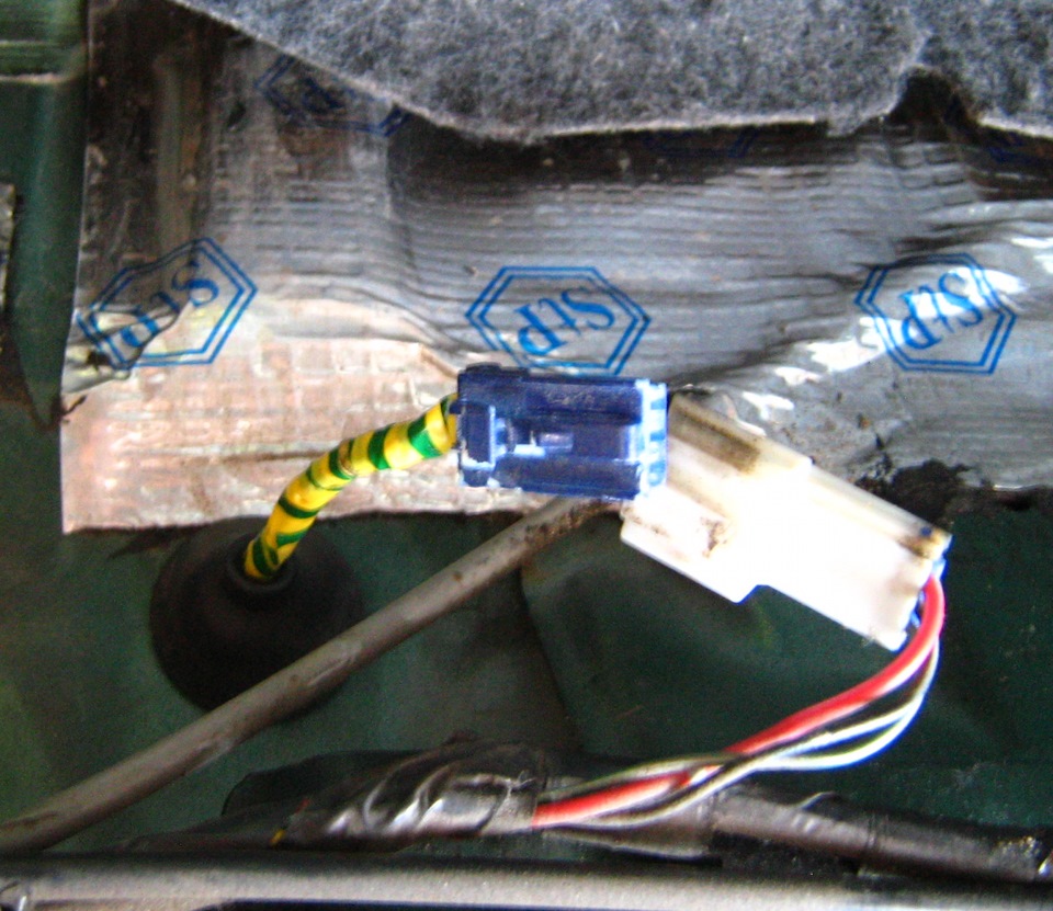 Соединяем шлейфы освещения знака — Mitsubishi Colt V