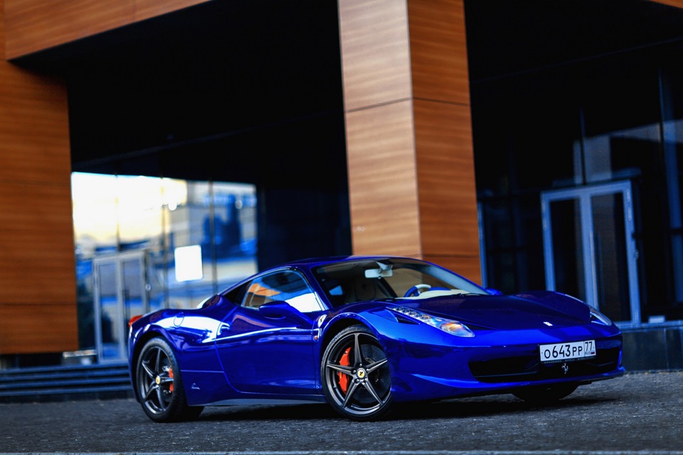 Голубая Ferrari 458 Italia