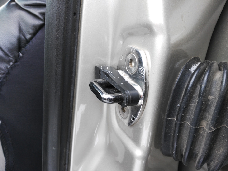 Упоры на дверные скобы) — Volkswagen Passat B5, 1,8 л, 2004 года ...