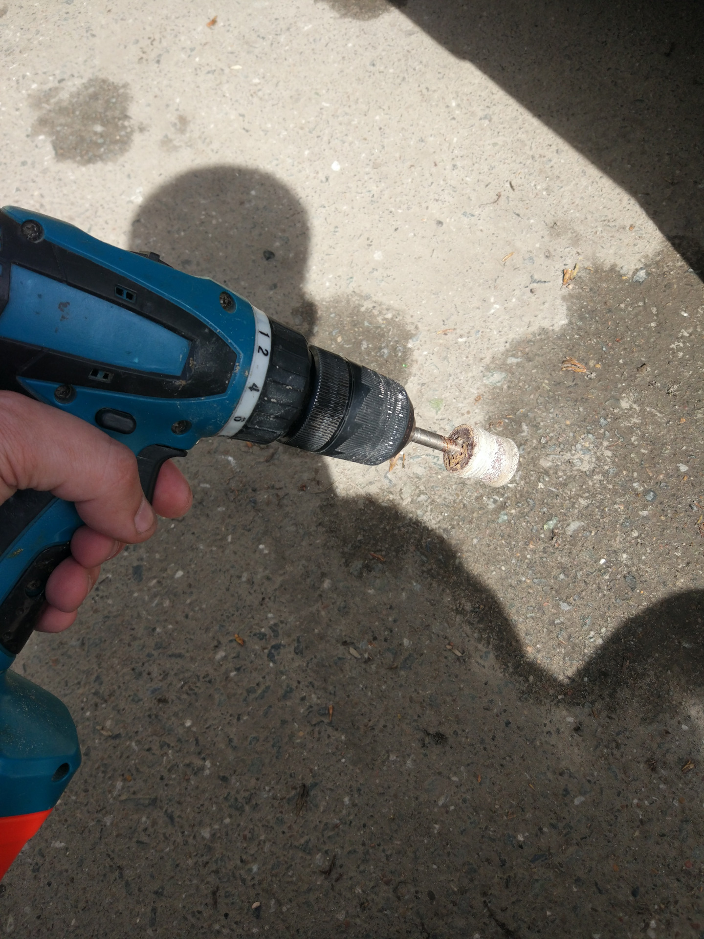 Насадка на шуруповерт для очистки ржавчины своими руками. Насадка на шуруповерт для очистки ржавчины. Насадка на дрель для снятия краски с бетона. Зачистить ржавчину на машине шуруповертом. Насадка краскосниматель для дрели.