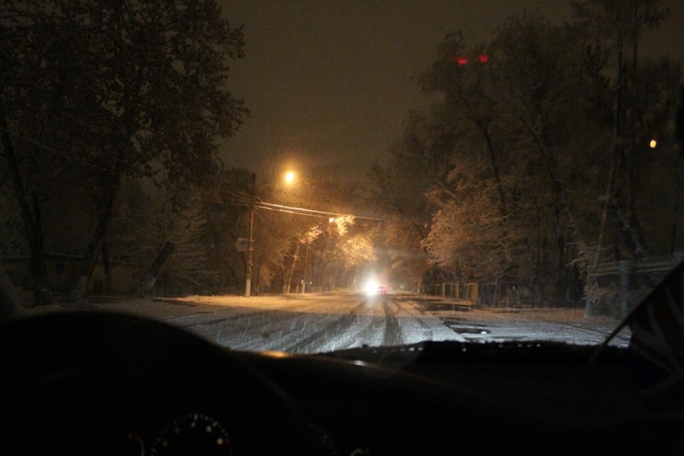 2 декабря вечером. Машины зимой вечером. Мценск зима вечер. Снежный вечер на машине. Мценск ночью.