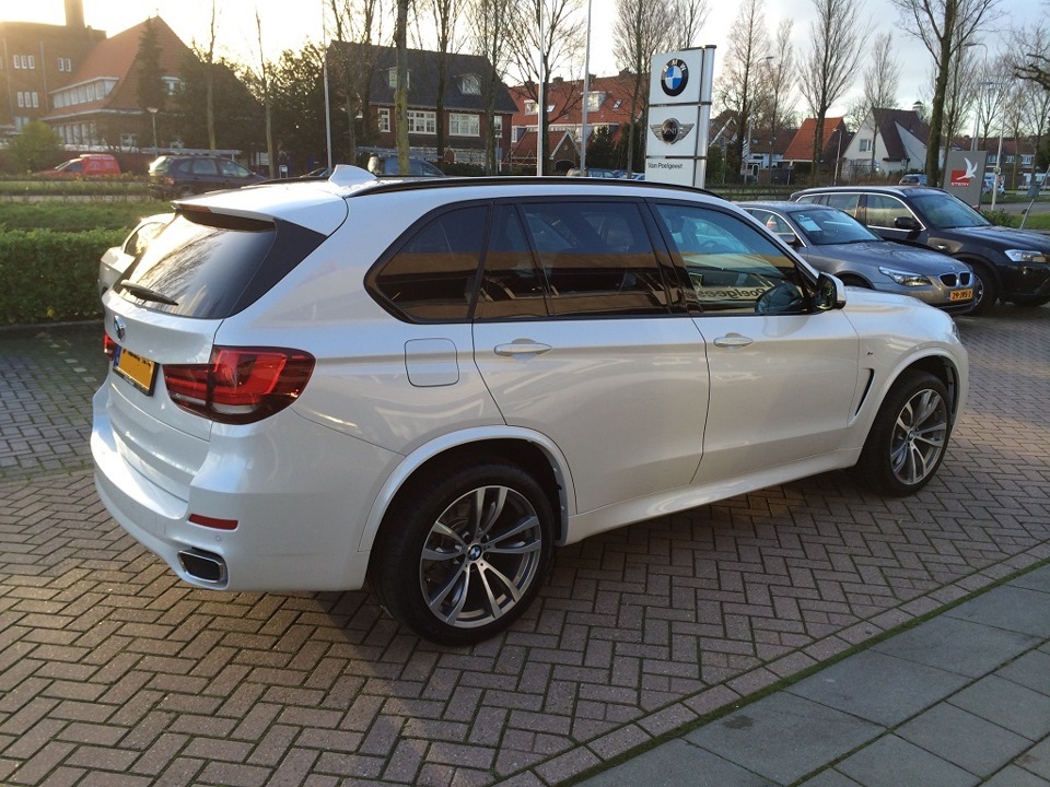 BMW x5 белый перламутровый