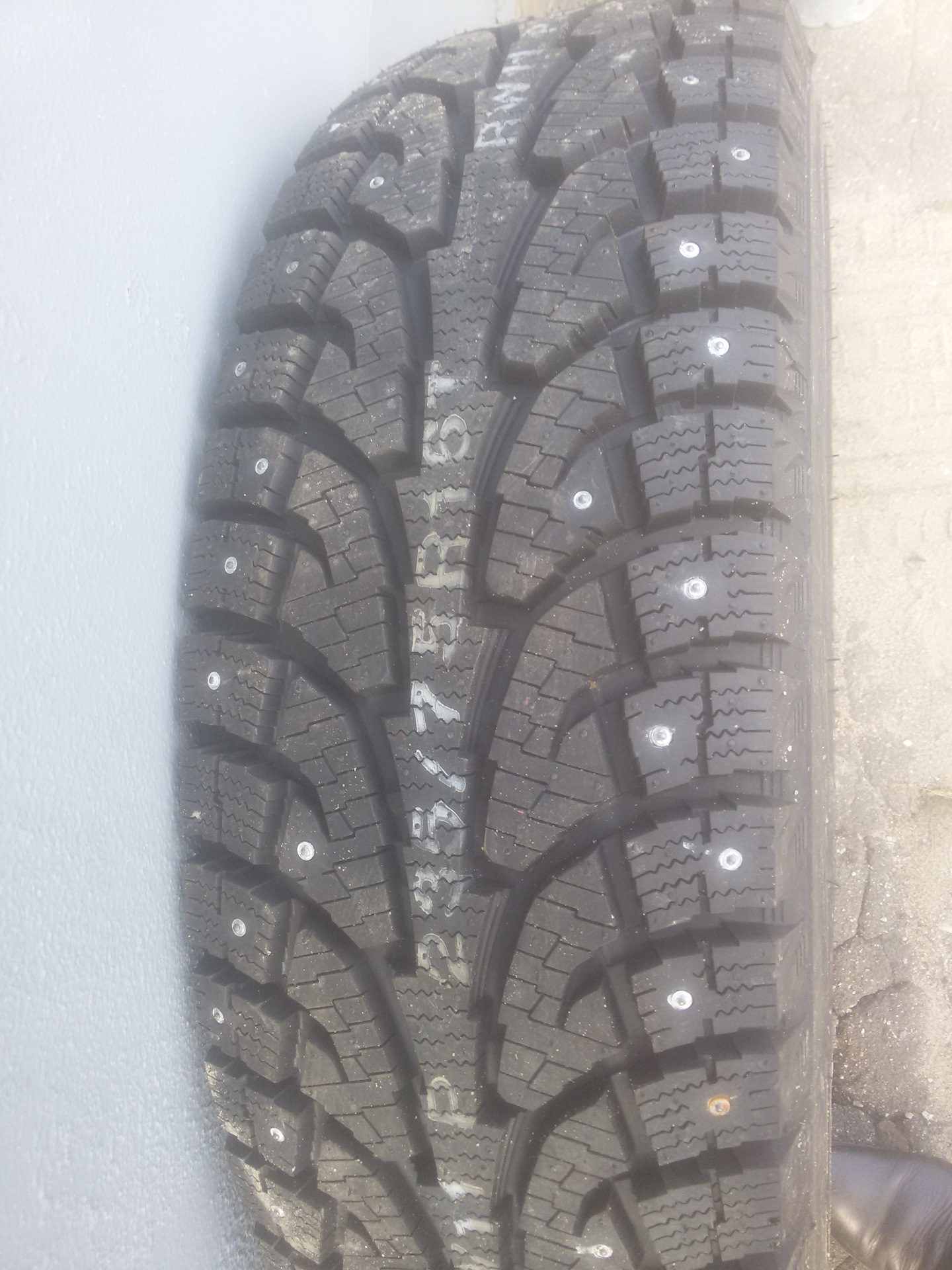 Hankook rw11 отзывы. Hankook rw11. 235 75 R16 зима шипы. 205/75r15 Hankook rw11 97t.