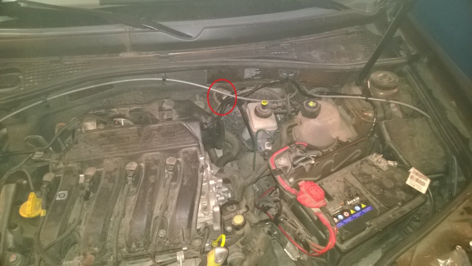 Жгут в черной изоленте от заглушки до аккумулятора — Renault Duster (1G)