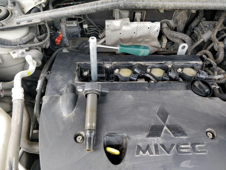 Замена свечей на аутлендер. Замена свечей на аутлендер. Mitsubishi outlander 2,0 замена свечей. 4. 0 регламент.