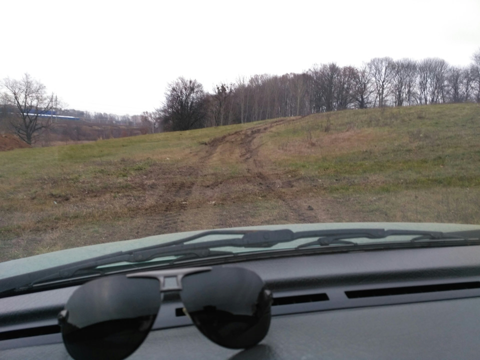 Горка очень скользкая, шёл дождик сверху — Volkswagen Passat Variant (B4)