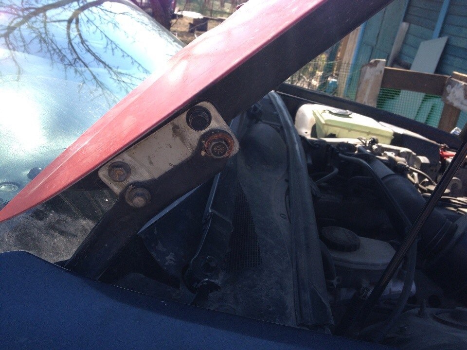 Приподнять капот. Капот чайзер 100. Приподнять капот ваз 2114. Приподнять капот. Приподнять капот.