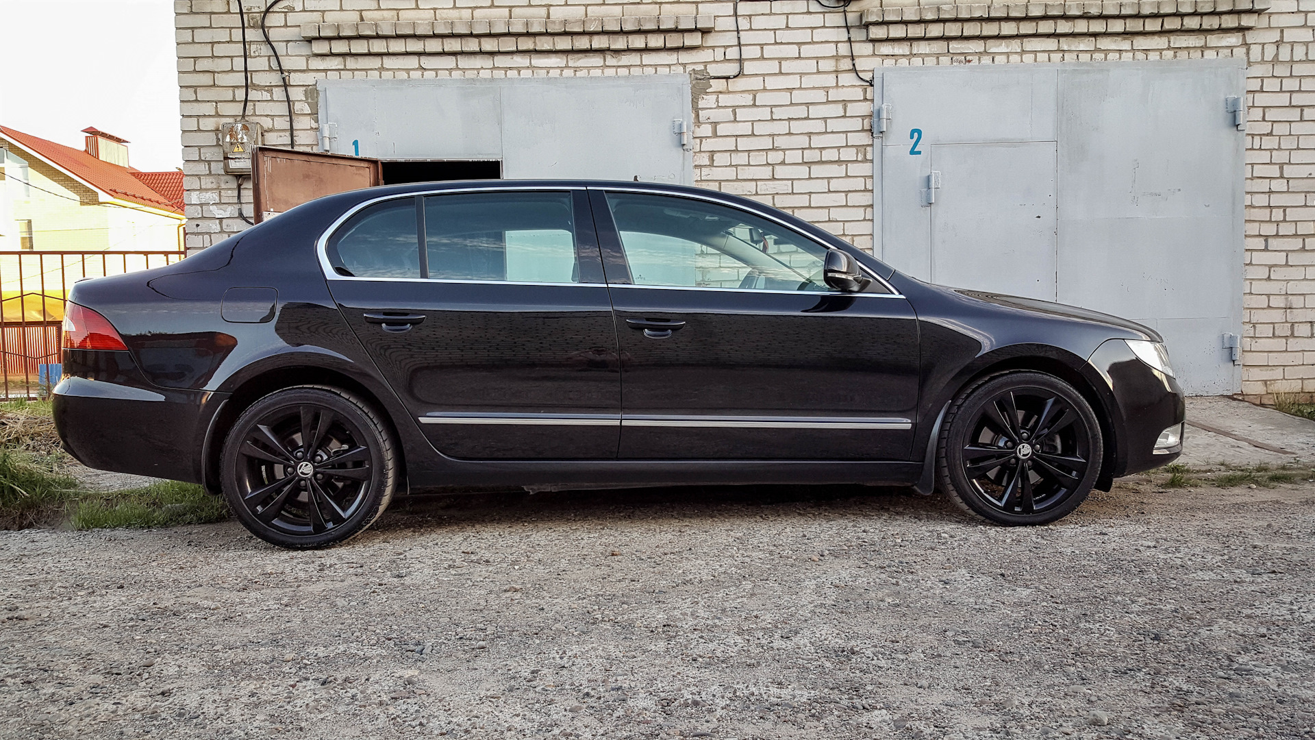 Есть ли диска. Шкода Суперб 2 диски. Skoda Superb 2 Wheels. Диски Шкода Суперб mk2. Шкода Суперб 2 диски r19.