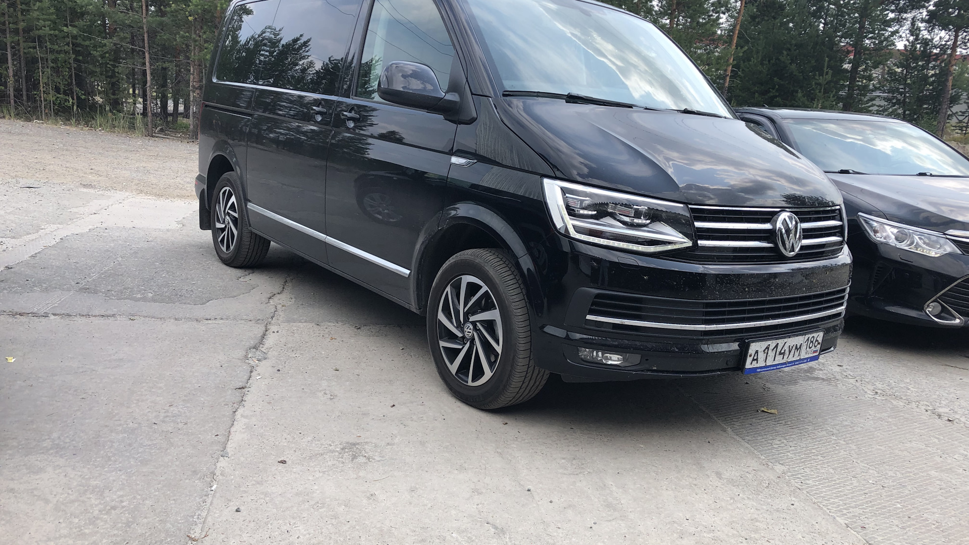 Volkswagen Caravelle t6 серый Indium металлик