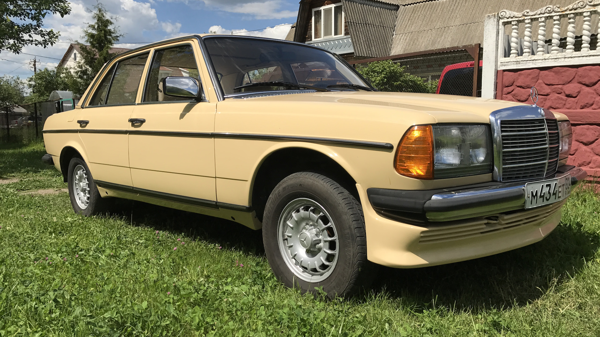 Mercedes-Benz W123 2.4 дизельный 1979 | Жёлтый трактор на DRIVE2