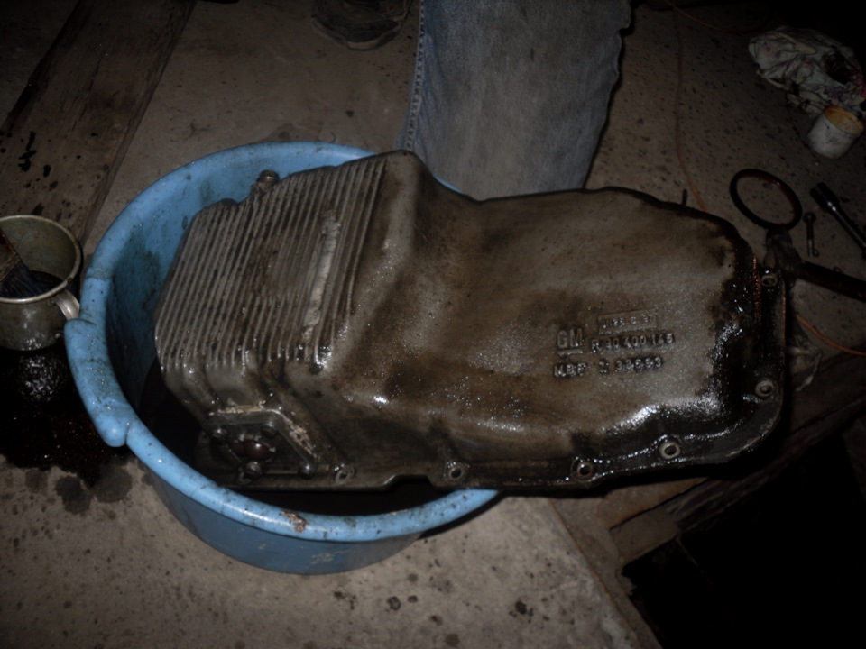 берем тазик, и бензин, и начинаем надраивать грязный поддон изнутри и снаружи… соляру я не люблю после нее все жырное и сохнет плохо — ЗАЗ Sens